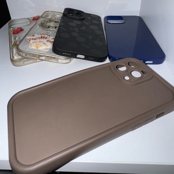 iPhone 13 Pro Max cases - Picture 3 of 6